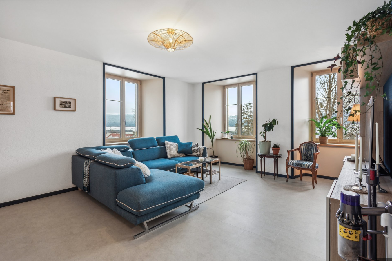 Salon réalisé au canapé bleu