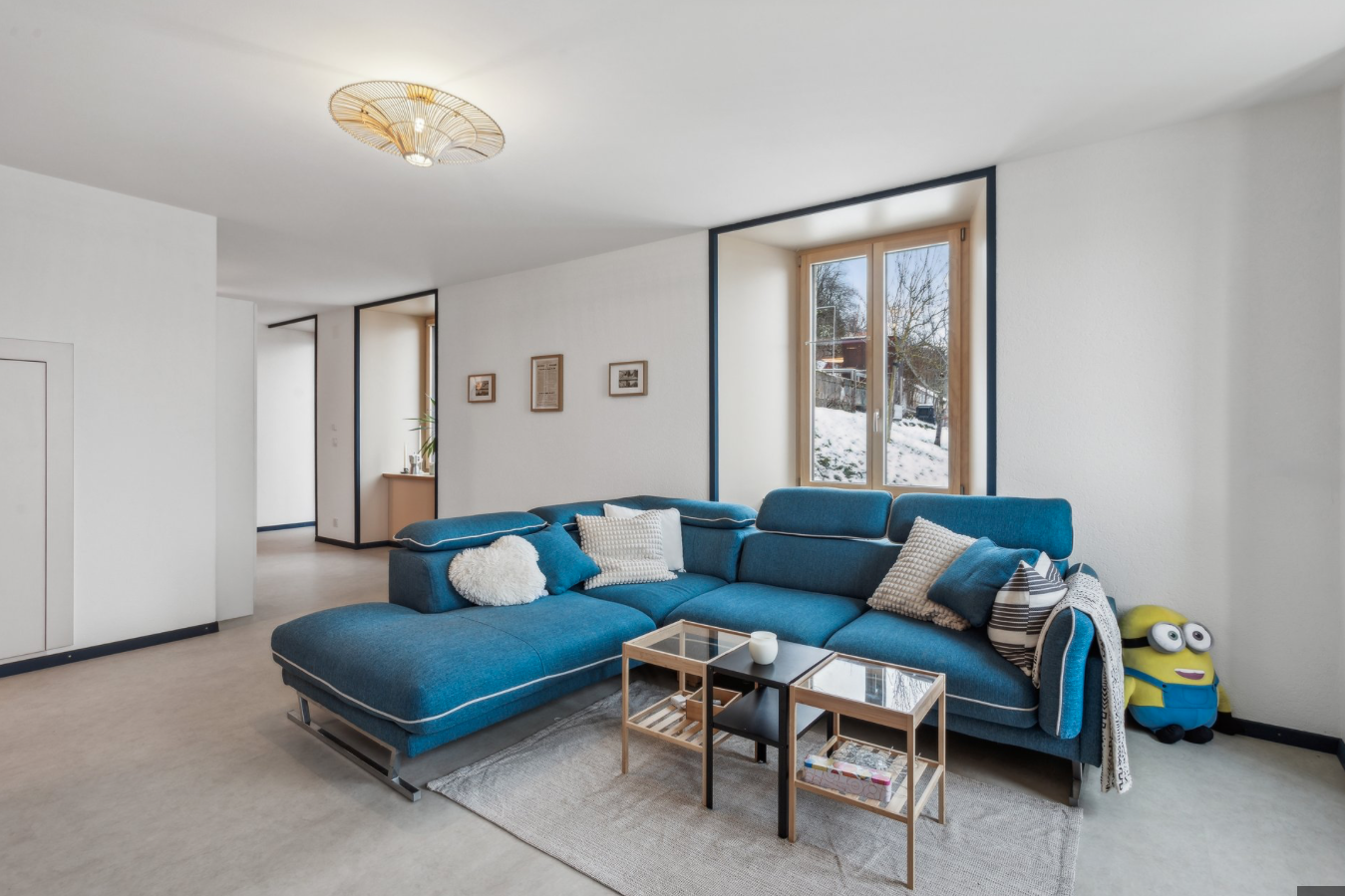 Salon réalisé au canapé bleu